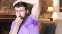 Dites adieu aux taches de transpiration sur les vêtements avec cette astuce