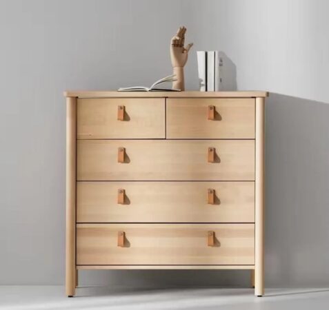 La commode Ikea au look rustique idéale pour gagner de la place dans la chambre