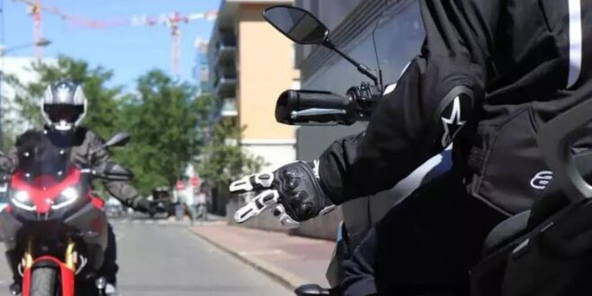 Ce geste que font tous les motards est interdit dès le 1ᵉʳ aout