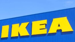 IKEA dévoile une étagère qui peut aussi faire table de nuit
