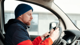 Permis de conduire: 8 français sur 10 avouent faire ce geste illégal au volant