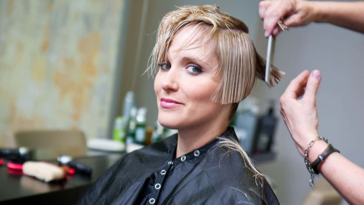 Cette coupe de cheveux qui rajeunit le visage est idéale pour les