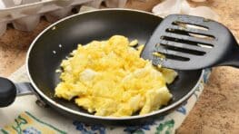 Cyril Lignac révèle son secret pour des œufs brouillés ultra-crémeux et délicieux