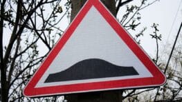 Automobilistes: plus de 450 000 ralentisseurs totalement illégaux en France ?