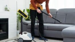 Ces 4 astuces de nettoyage pour retrouver votre canapé en tissu comme neuf