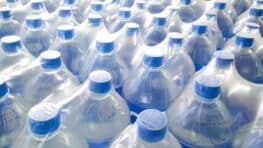 Ces marques d'eau sont les plus contaminées aux microplastiques selon ce rapport