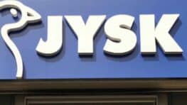 JYSK fait plus fort qu'IKEA avec cette armoire aux multiples rangement pour la chambre