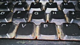 Cette astuce de génie pour nettoyer tous les recoins de votre clavier et le rendre comme neuf