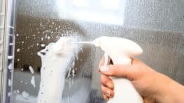 Cette astuce de génie pour venir à bout des taches de calcaire dans la salle de bain