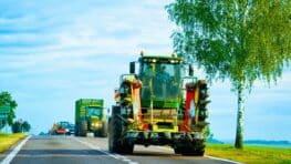 Les automobilistes peuvent dépasser un tracteur sur une ligne blanche sans prendre d'amende.jpg