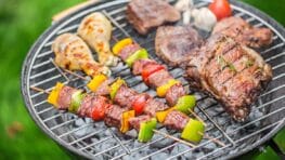 Barbecue: cette grave erreur favorise les bactéries et met votre santé en danger