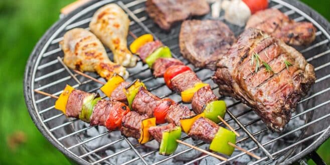 Barbecue: cette grave erreur favorise les bactéries et met votre santé en danger