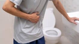 Ce Français pris par un gros mal de ventre se trompe de toilettes et finit en prison