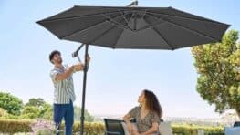 Ce parasol LIDL élimine la lumière du soleil, les UV et s'incline pour profiter du beau temps sans subir le soleil