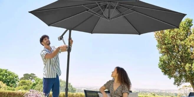 Ce parasol LIDL élimine la lumière du soleil, les UV et s'incline pour profiter du beau temps sans subir le soleil