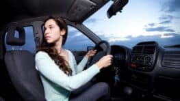 Code de la route: peut-on détacher sa ceinture lors d’une marche arrière ?