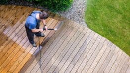 Ce produit parfait pour nettoyer votre terrasse ou vos allées noircies en quelques minutes à 6 euros