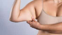 Ces exercices pour venir à bout des bras chauve-souris après 50 ans