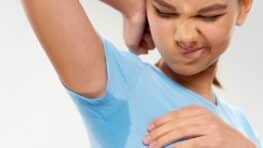 Cette technique géniale pour ne plus avoir d'auréoles de transpiration sous les bras