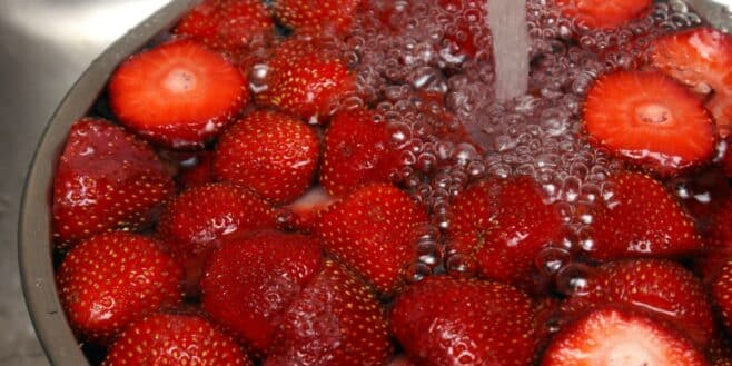 La meilleure astuce de grand-mère pour bien nettoyer les fraises et ce n'est pas avec de l'eau