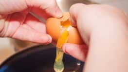 La science dévoile enfin si vous devez casser les œufs à l'horizontale ou la verticale