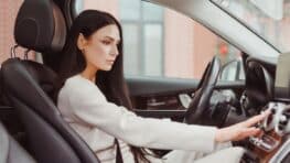 Ne laissez jamais tourner la climatisation lorsque votre voiture est à l'arrêt et voici pourquoi