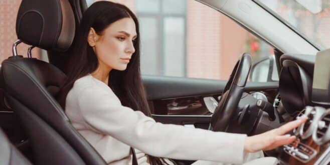 Ne laissez jamais tourner la climatisation lorsque votre voiture est à l'arrêt et voici pourquoi