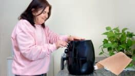 Ne mettez jamais de papier cuisson au fond de votre Airfryer, vous allez vite le regretter