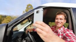 Automobilistes: ces gros risques que vous prenez si vous photographiez ça sur la route