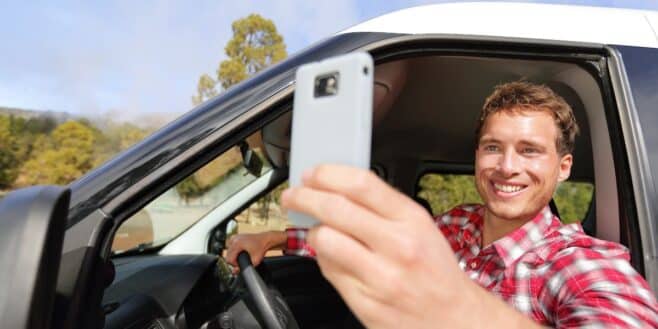 Automobilistes: ces gros risques que vous prenez si vous photographiez ça sur la route