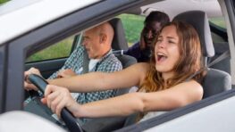 Elle a mal rangé sa valise et a reçu une amende salée en partant en vacances, cette erreur que les automobilistes doivent éviter