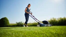 Ce geste simple à faire rend votre gazon parfaitement impeccable comme dans un parcours de golf