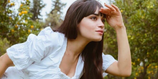 Ce pantalon Kiabi à 20 € fait un carton cet été et tout le monde craque pour son imprimé ultra tendance