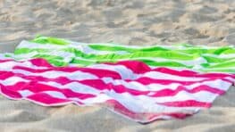Ces astuces très efficaces pour enlever le sable de toutes vos affaires à la plage