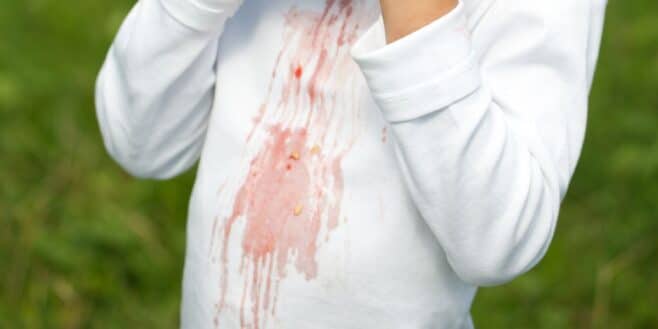 Cette astuce de génie vient à bout des taches de fraises sur les vêtements