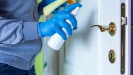 Cette bonne raison pour laquelle vous devez à tout prix pulvériser du vinaigre devant votre porte