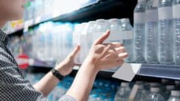 Cette bouteille d'eau très appréciée en France contient une bactérie, vous ne devez surtout plus la boire