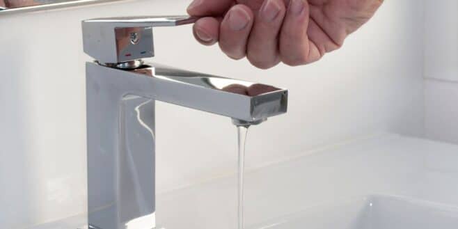 Cette erreur que tout le monde fait avec le robinet de la salle de bain fait exploser la facture