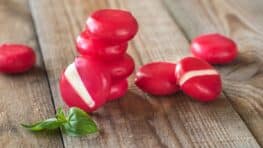 Des experts ont enfin découvert ce qu’est vraiment la coque du Babybel et personne ne s’attendait à ça