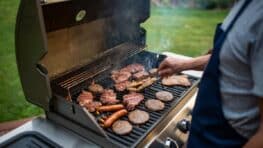 Le barbecue favorise le cancer mais cette oncologue dévoile les 3 viandes à consommer sans danger