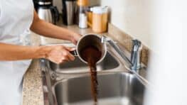 Mettre du marc de café pour déboucher son évier et supprimer les mauvaises odeurs, est-ce que ça fonctionne vraiment ?