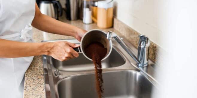 Mettre du marc de café pour déboucher son évier et supprimer les mauvaises odeurs, est-ce que ça fonctionne vraiment ?