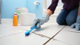 Mieux que la Javel, ce produit blanchit les joints de salle de bain en un rien de temps