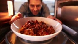 Ne réchauffez plus ces 3 aliments au micro-ondes, ils deviennent très dangereux pour la santé