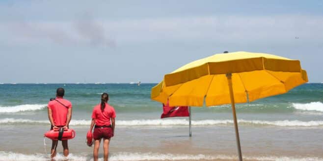 Un parasol empale une sauveteuse après une grosse bourrasque de vent sur la plage