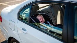 Une maman laisse son bébé dans la voiture sous 42°C pour profiter d'une séance de cinéma