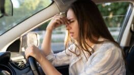 Voiture : les gros risques que vous prenez si vous mettez une affiche « À vendre » à l'intérieur de votre véhicule