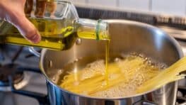 Vous le faites sûrement à chaque fois et pourtant c’est une énorme erreur de mettre de l'huile d'olive dans l'eau des pâtes