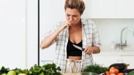 Vous le faites sûrement après chaque course mais ce geste anodin peut transformer votre cuisine en bombe à microbes