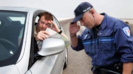 Automobilistes : cette grossière erreur devant chez vous pourrait vous coûter une amende de 450 euros